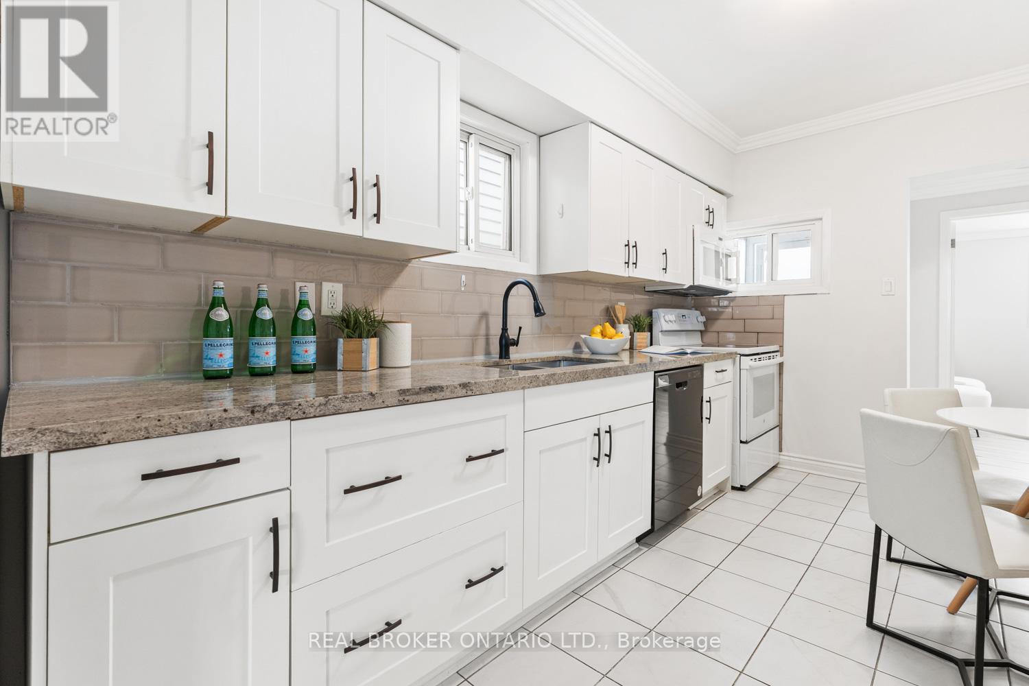 680 Mortimer Avenue, Toronto, Ontario  M4C 2K2 - Photo 7 - E12761214