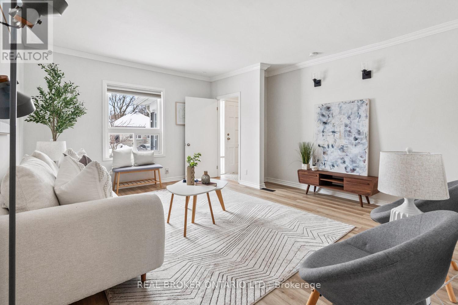 680 Mortimer Avenue, Toronto, Ontario  M4C 2K2 - Photo 3 - E12761214