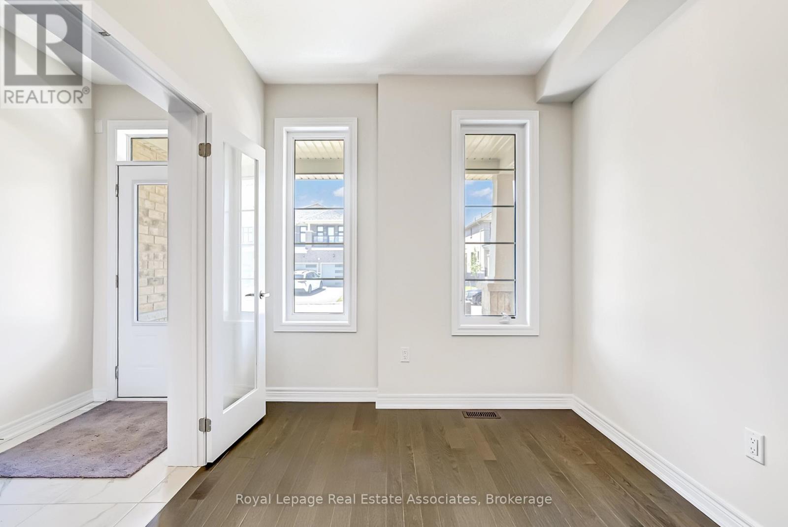 29 John Dallimore Drive, Georgina, Ontario  L4P 0S6 - Photo 3 - N12761452