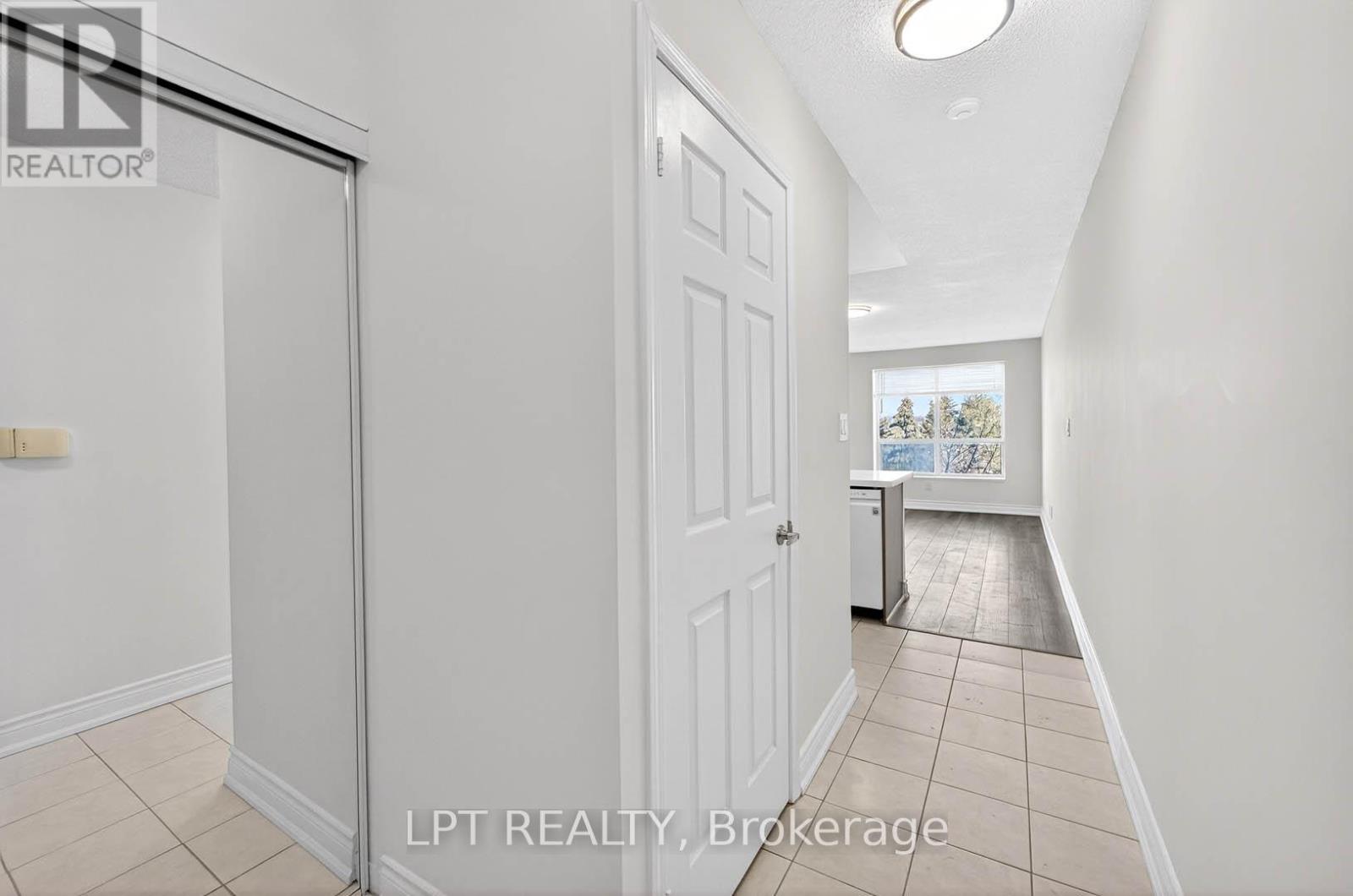 501 - 51 Baffin Court, Richmond Hill, Ontario  L4B 4P6 - Photo 5 - N12761496