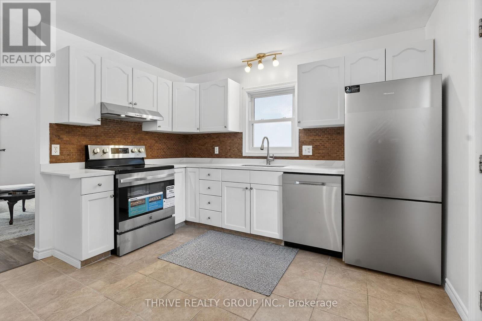 114 Parkview Drive, Strathroy-Caradoc, Ontario  N7G 4A3 - Photo 12 - X12761094