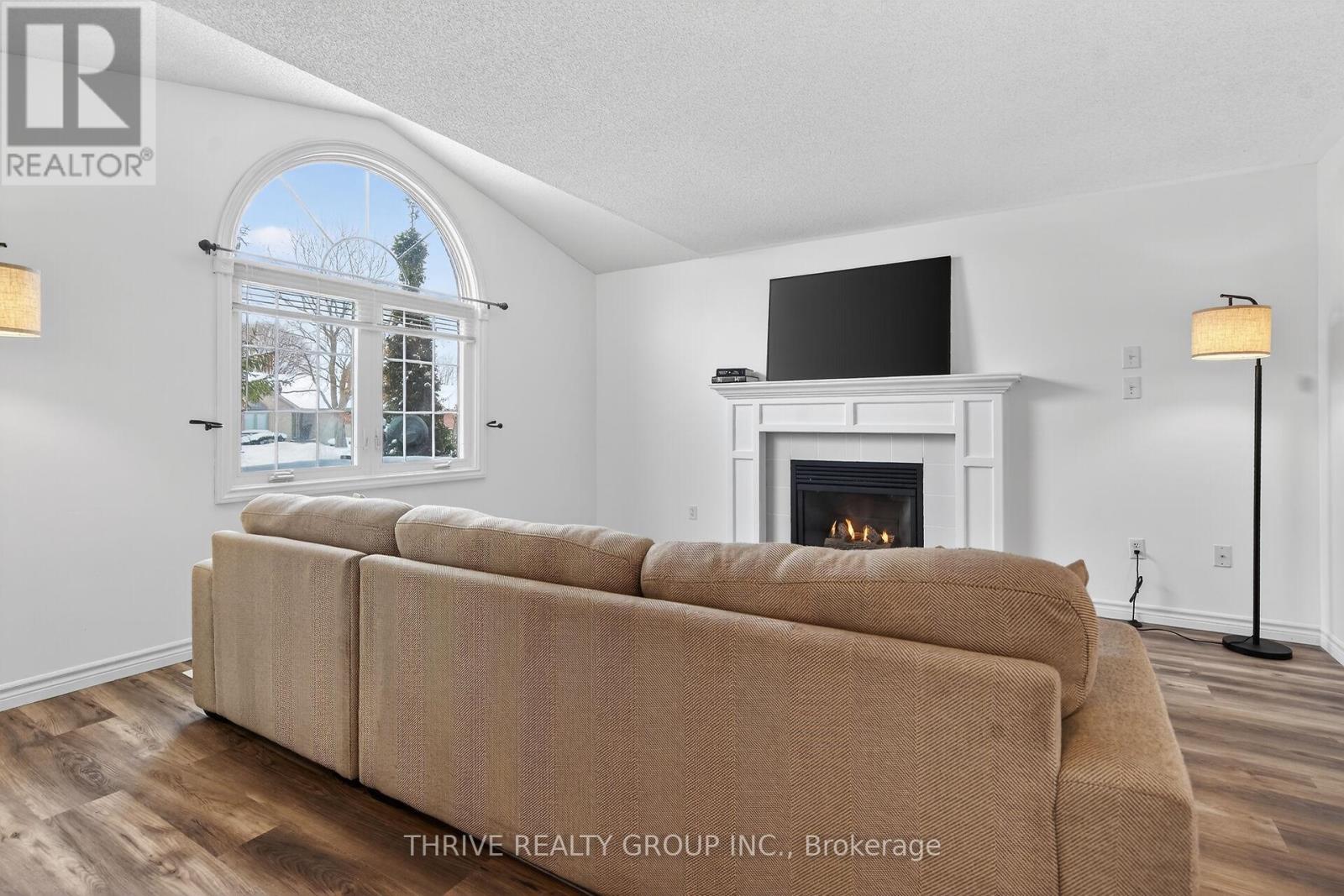 114 Parkview Drive, Strathroy-Caradoc, Ontario  N7G 4A3 - Photo 7 - X12761094