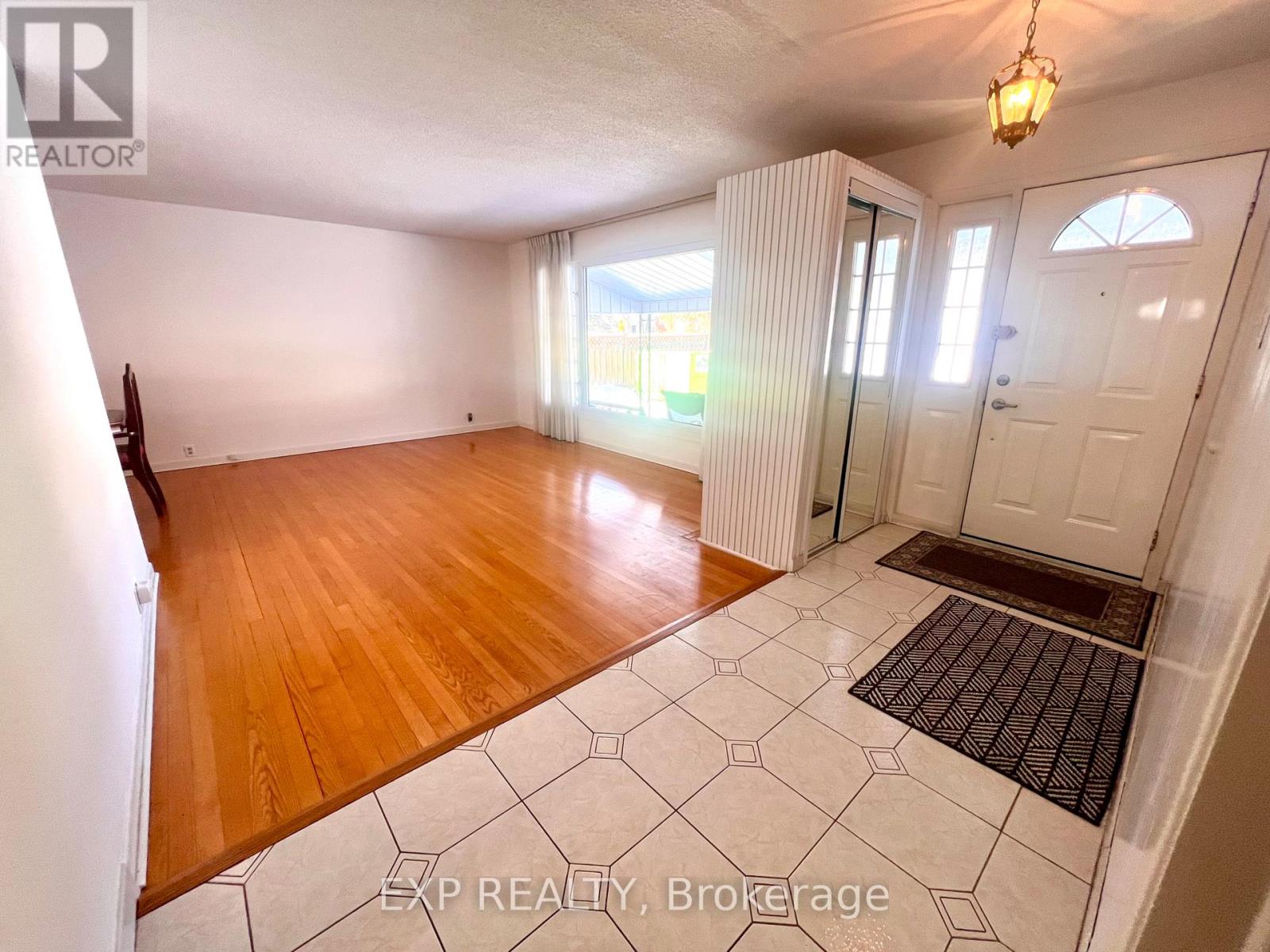 20 Wallford Way, Ottawa, Ontario  K2E 6B4 - Photo 6 - X12725562