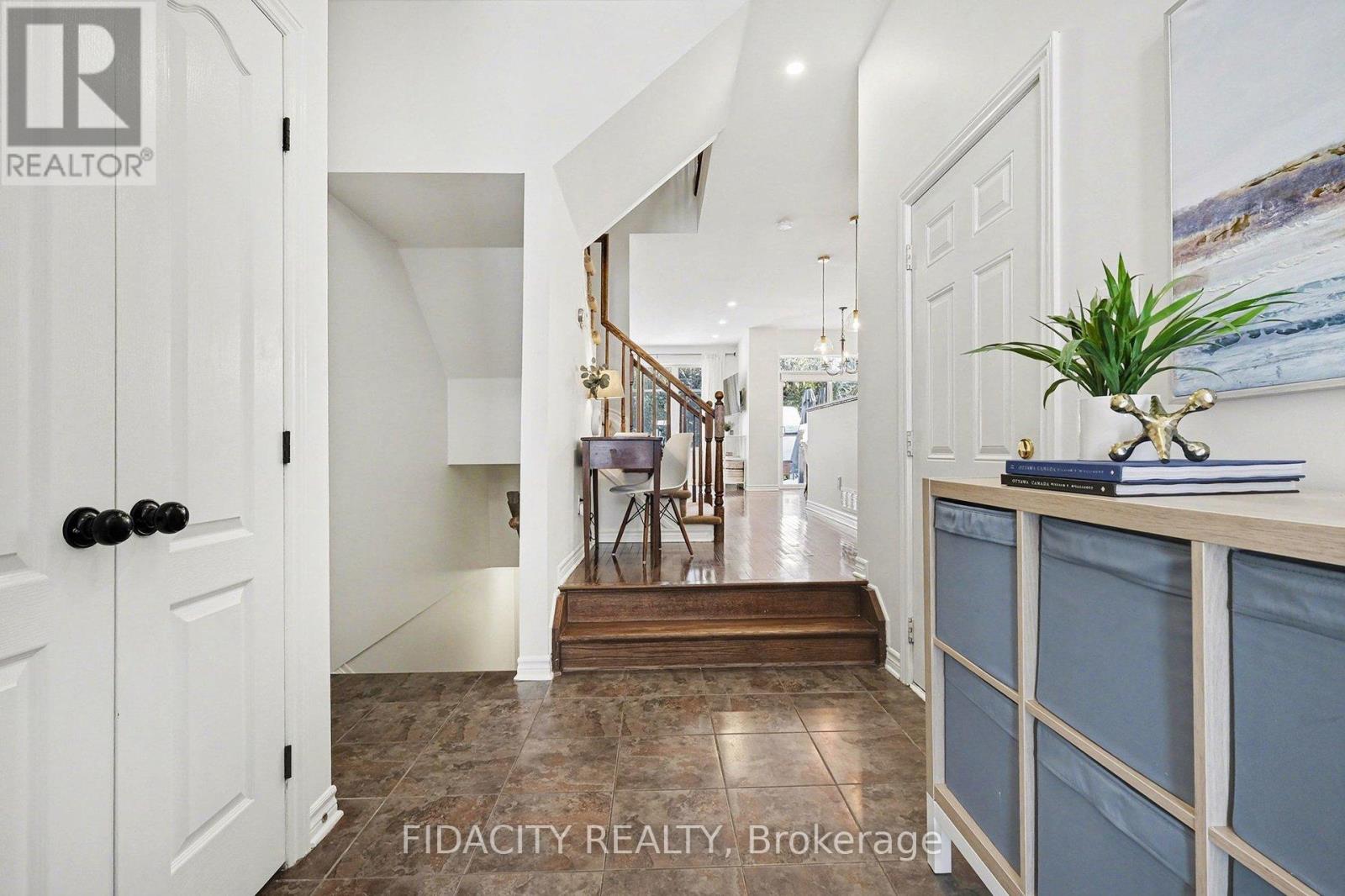 291 Horseshoe Crescent, Ottawa, Ontario  K2S 0B7 - Photo 4 - X12761164