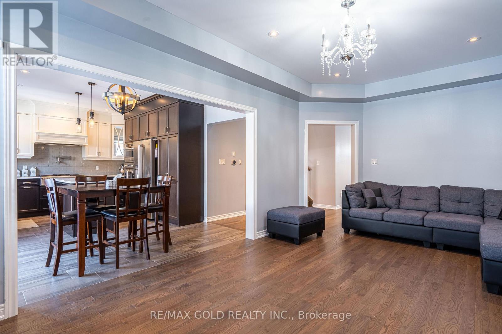 10 Spokanne Street, Brampton (Sandringham-Wellington North), Ontario  L6R 4A2 - Photo 7 - W12756232