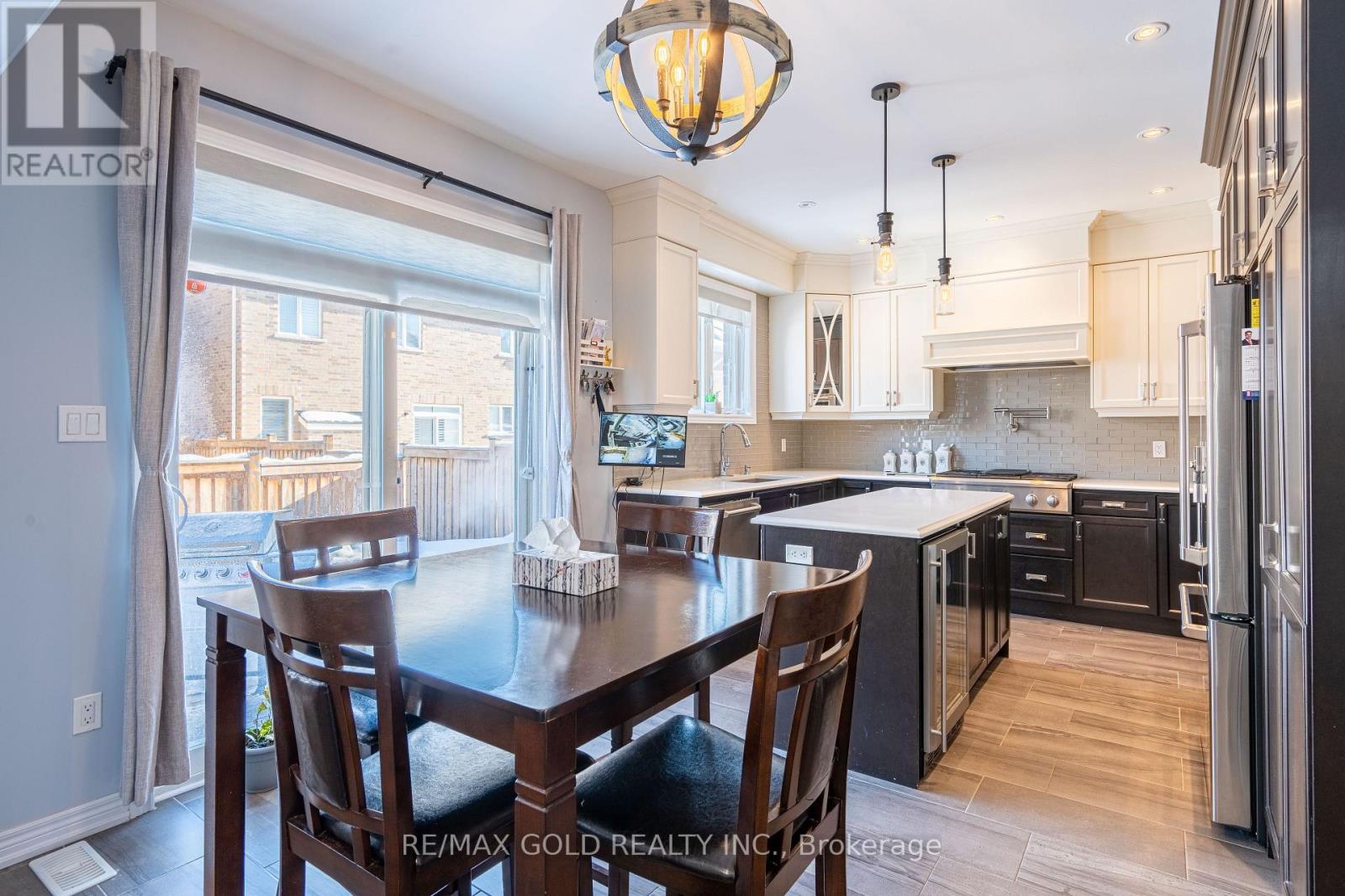 10 Spokanne Street, Brampton (Sandringham-Wellington North), Ontario  L6R 4A2 - Photo 8 - W12756232