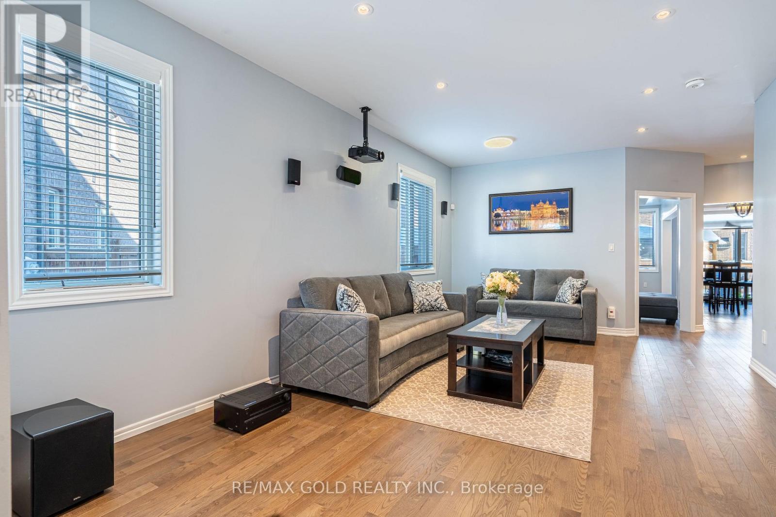 10 Spokanne Street, Brampton (Sandringham-Wellington North), Ontario  L6R 4A2 - Photo 3 - W12756232