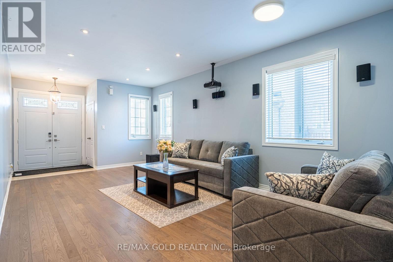 10 Spokanne Street, Brampton (Sandringham-Wellington North), Ontario  L6R 4A2 - Photo 4 - W12756232