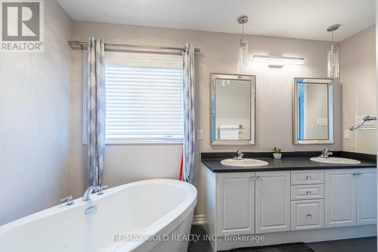 10 Spokanne Street, Brampton (Sandringham-Wellington North), Ontario  L6R 4A2 - Photo 23 - W12756232