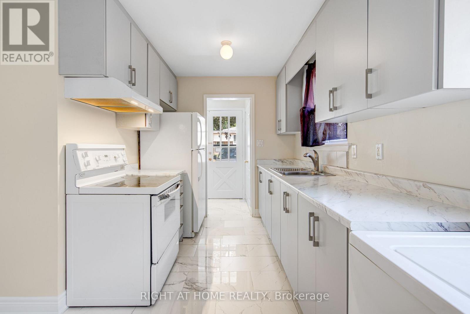 2594 Lundene Road, Mississauga (Clarkson), Ontario  L5J 1P8 - Photo 3 - W12761242