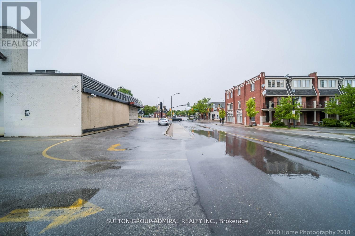 104 Lakeshore Road W, Oakville (Co Central), Ontario  L6K 1E3 - Photo 6 - W12761278