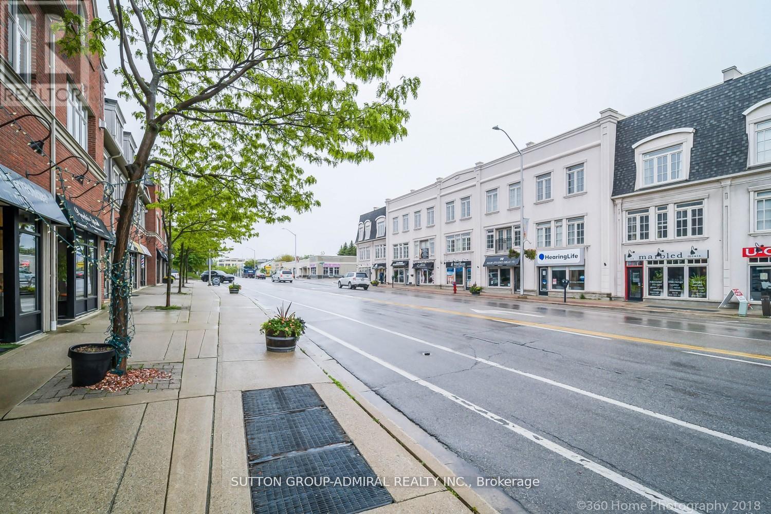 104 Lakeshore Road W, Oakville (Co Central), Ontario  L6K 1E3 - Photo 10 - W12761278