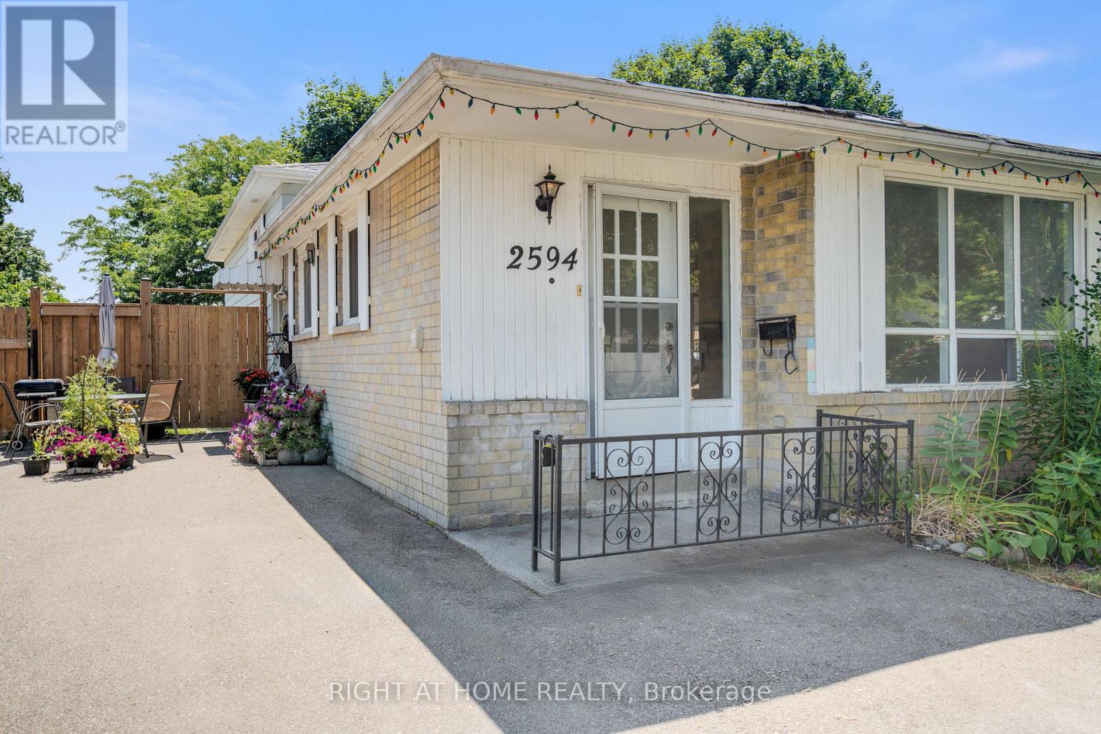 2594 Lundene Road, Mississauga (Clarkson), Ontario  L5J 1P8 - Photo 2 - W12761242