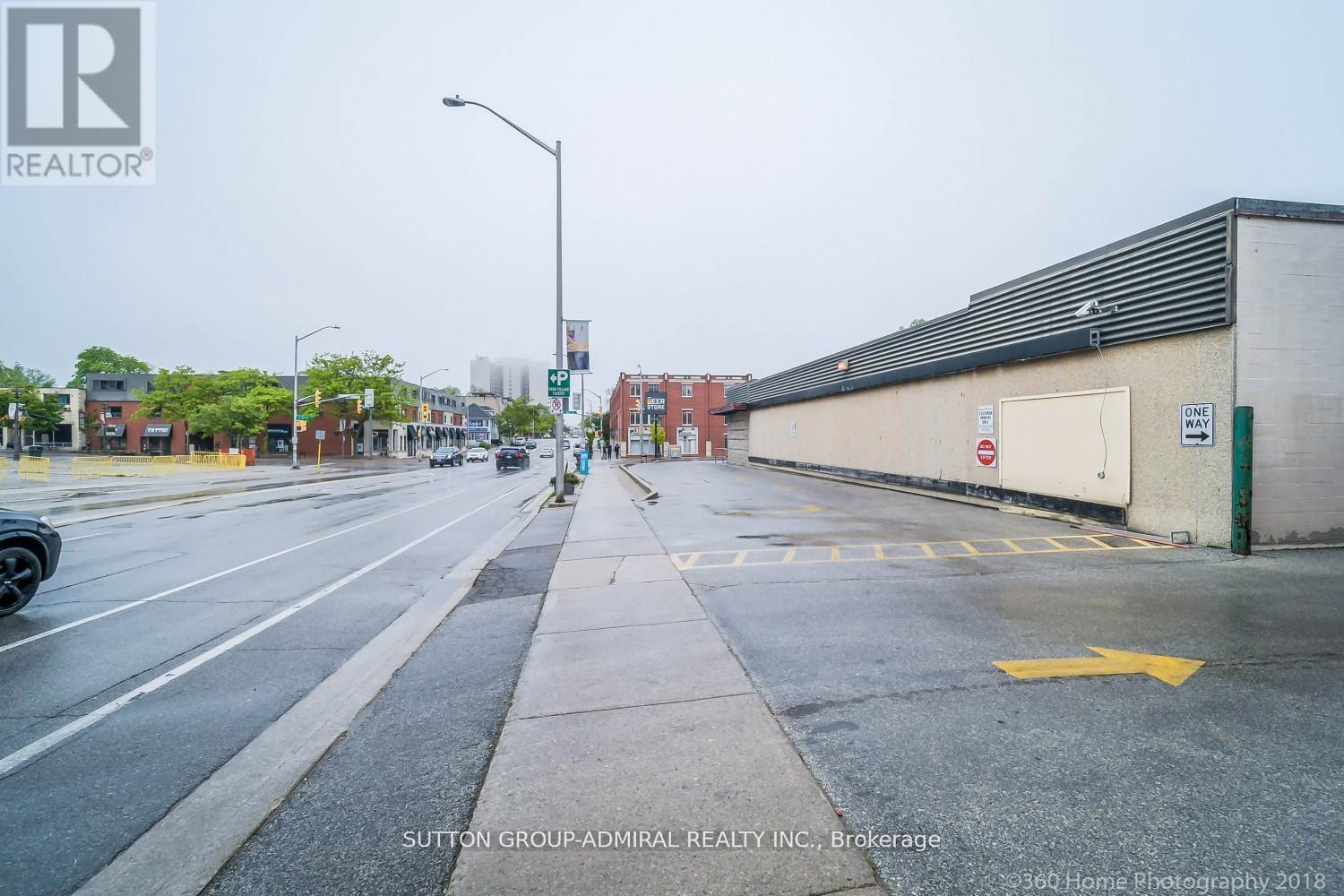 104 Lakeshore Road W, Oakville (Co Central), Ontario  L6K 1E3 - Photo 9 - W12761278