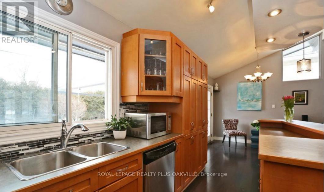 1065 Bomorda Drive, Oakville, Ontario  L6H 1Y3 - Photo 14 - W12761034