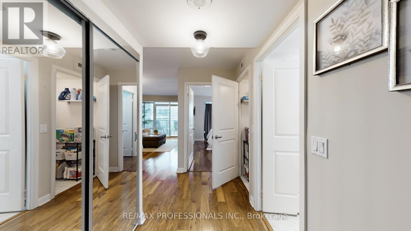 305 - 1 Michael Power Place, Toronto, Ontario  M9A 0A1 - Photo 3 - W12761046