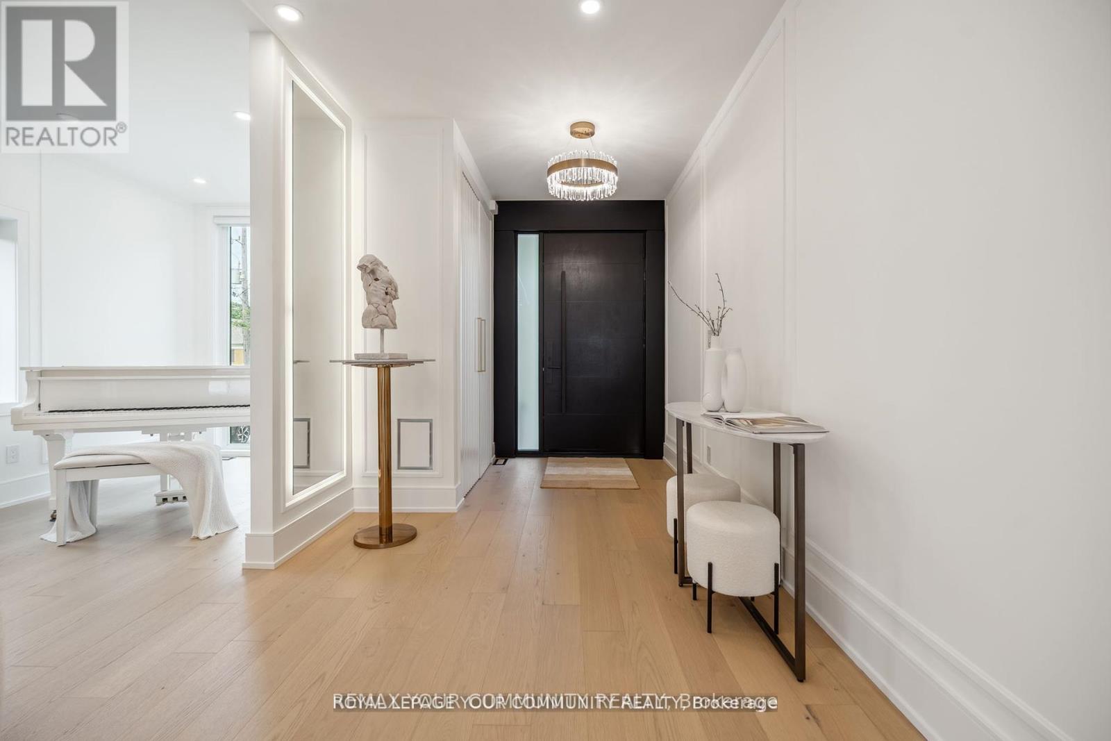 14 Ranwood Drive, Toronto, Ontario  M9N 3E9 - Photo 6 - W12760756