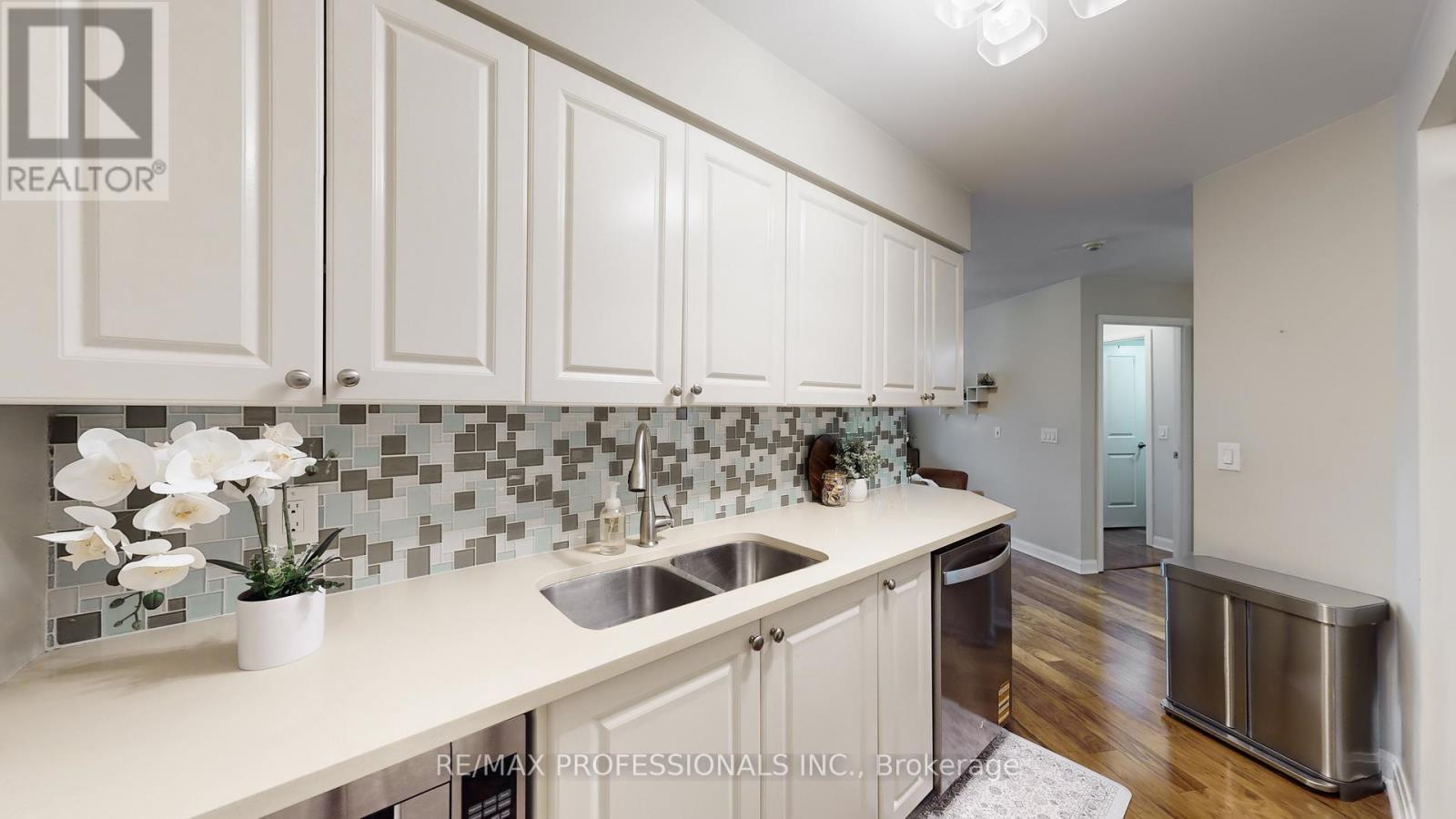 305 - 1 Michael Power Place, Toronto, Ontario  M9A 0A1 - Photo 10 - W12761046