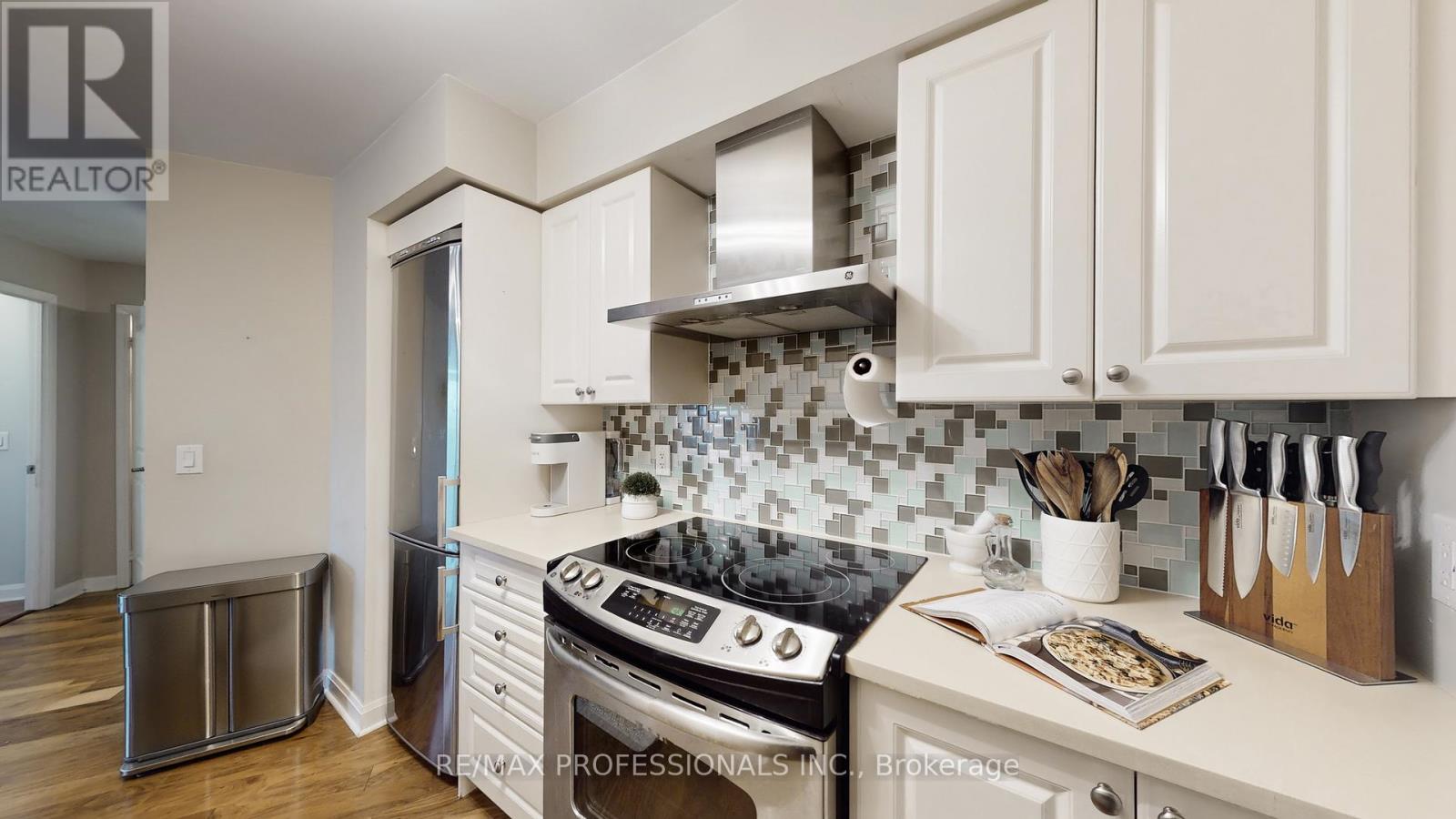 305 - 1 Michael Power Place, Toronto, Ontario  M9A 0A1 - Photo 9 - W12761046