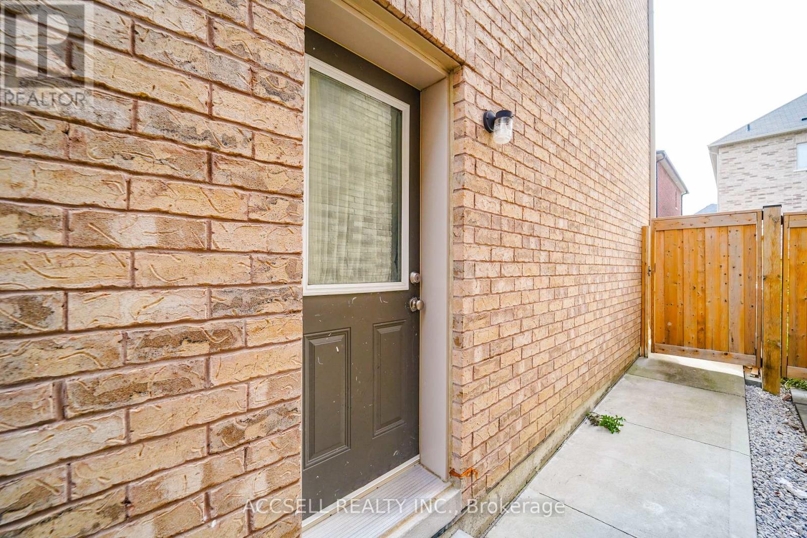 10 Dopp Crescent, Brampton, Ontario  L6P 4C8 - Photo 11 - W12761540