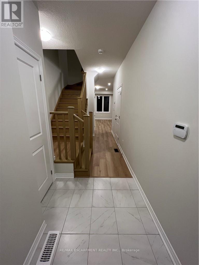 5 Genoa Drive, Hamilton, Ontario  L9B 0K1 - Photo 4 - X12761222