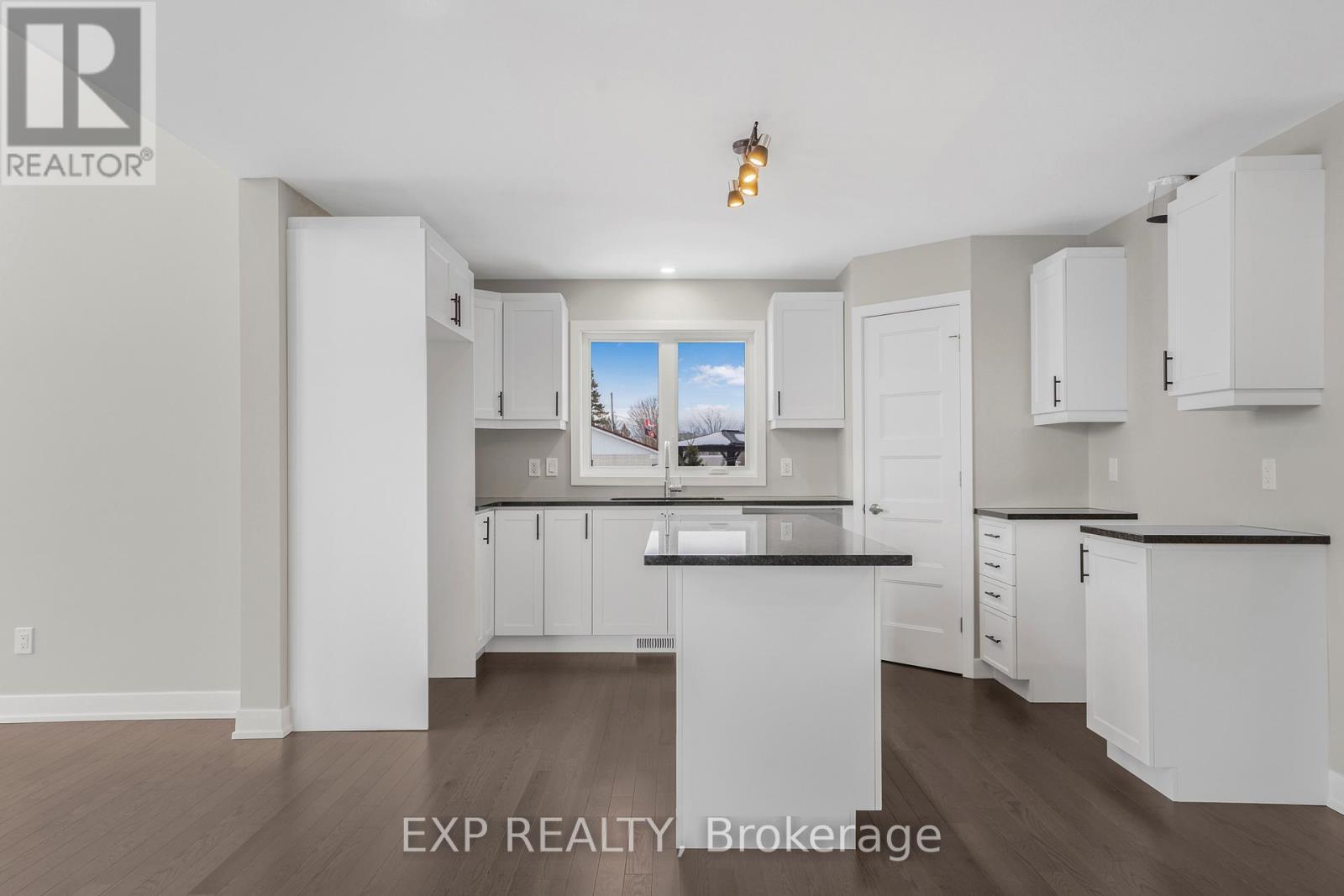 63 Chateauguay Street, Russell, Ontario  K0A 1W0 - Photo 9 - X12688048