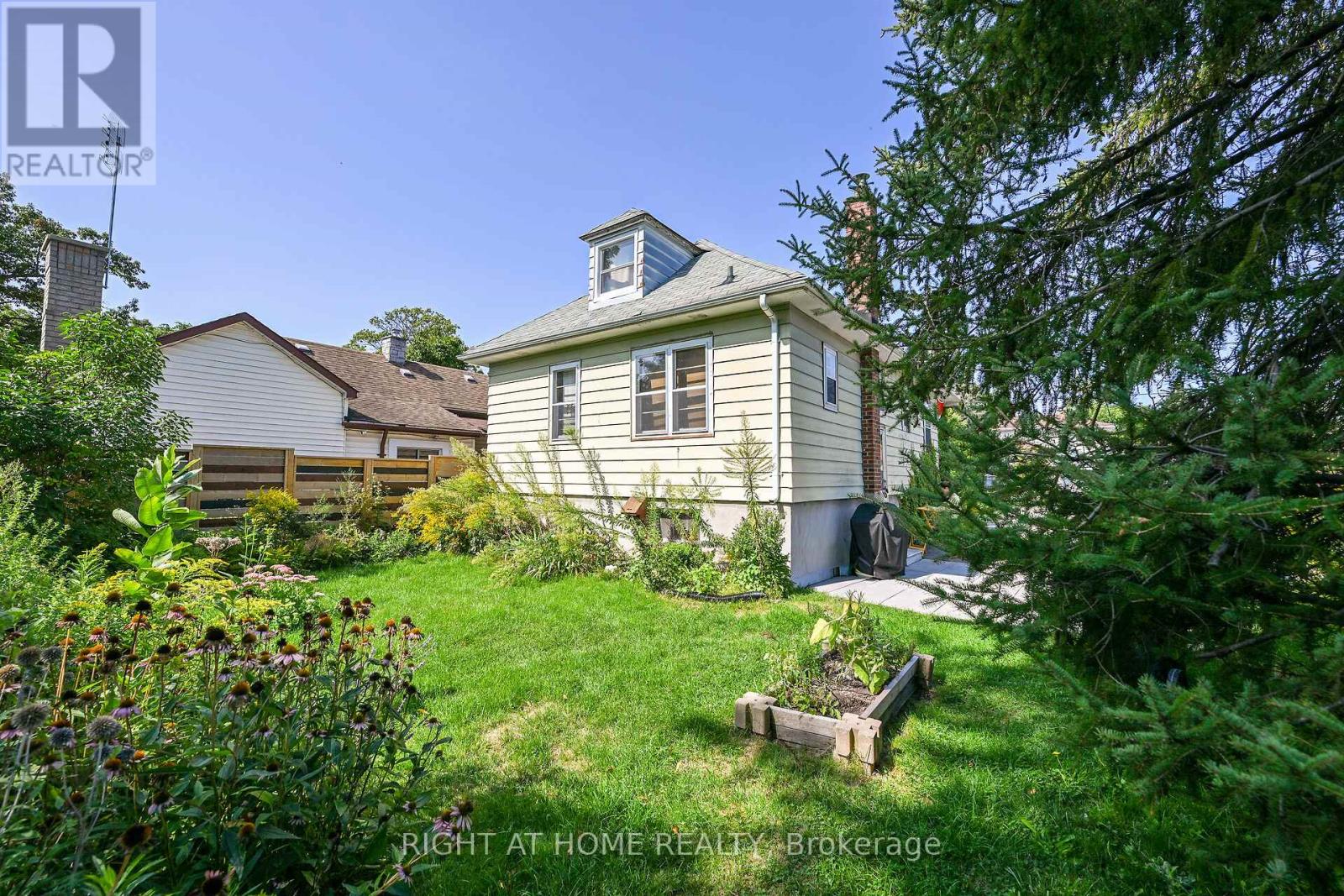 212 Troy Street, Mississauga, Ontario  L5G 1S7 - Photo 5 - W12716054