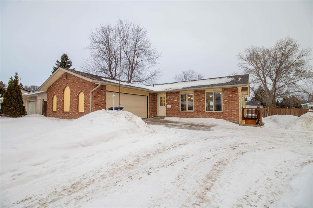 121 Westwood Street, Steinbach, Manitoba  R5G 2C5 - Photo 0 - 202602255