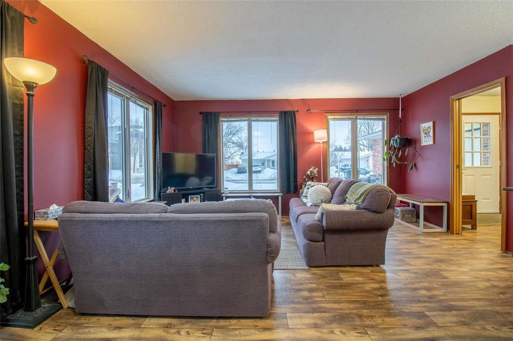 121 Westwood Street, Steinbach, Manitoba  R5G 2C5 - Photo 9 - 202602255