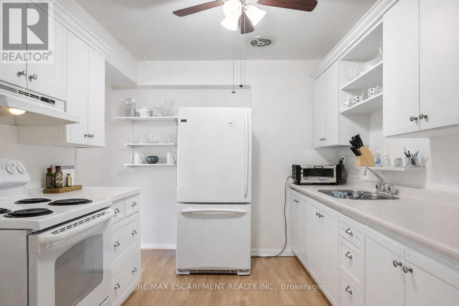 805 - 15 Elizabeth Street N, Mississauga, Ontario  L5G 2Z3 - Photo 20 - W12562640