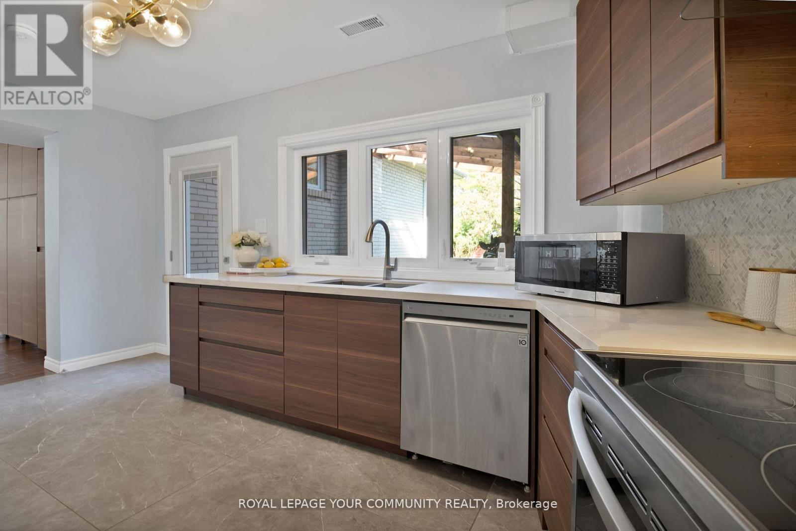 651 Burnhamthorpe Road, Toronto, Ontario  M9C 2Z1 - Photo 18 - W12479993