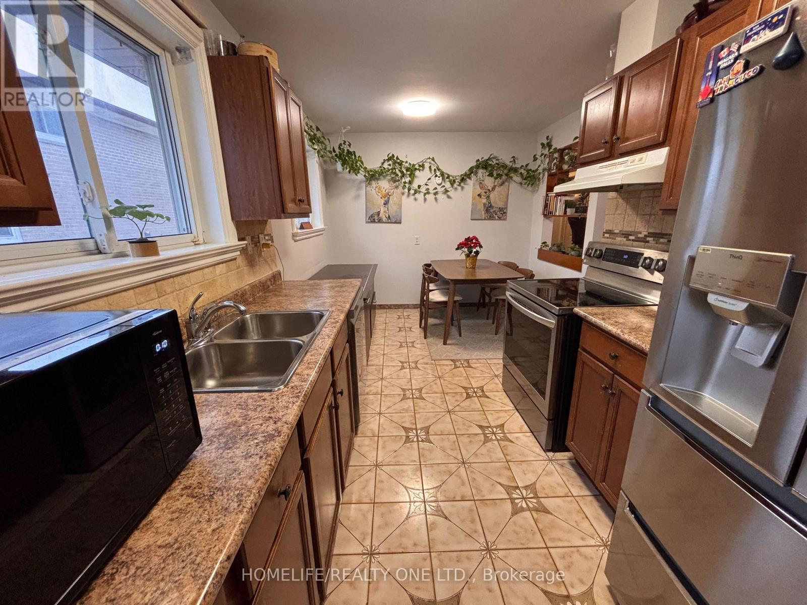 77 Newlin Crescent, Toronto, Ontario  M3L 1X5 - Photo 15 - W12767586