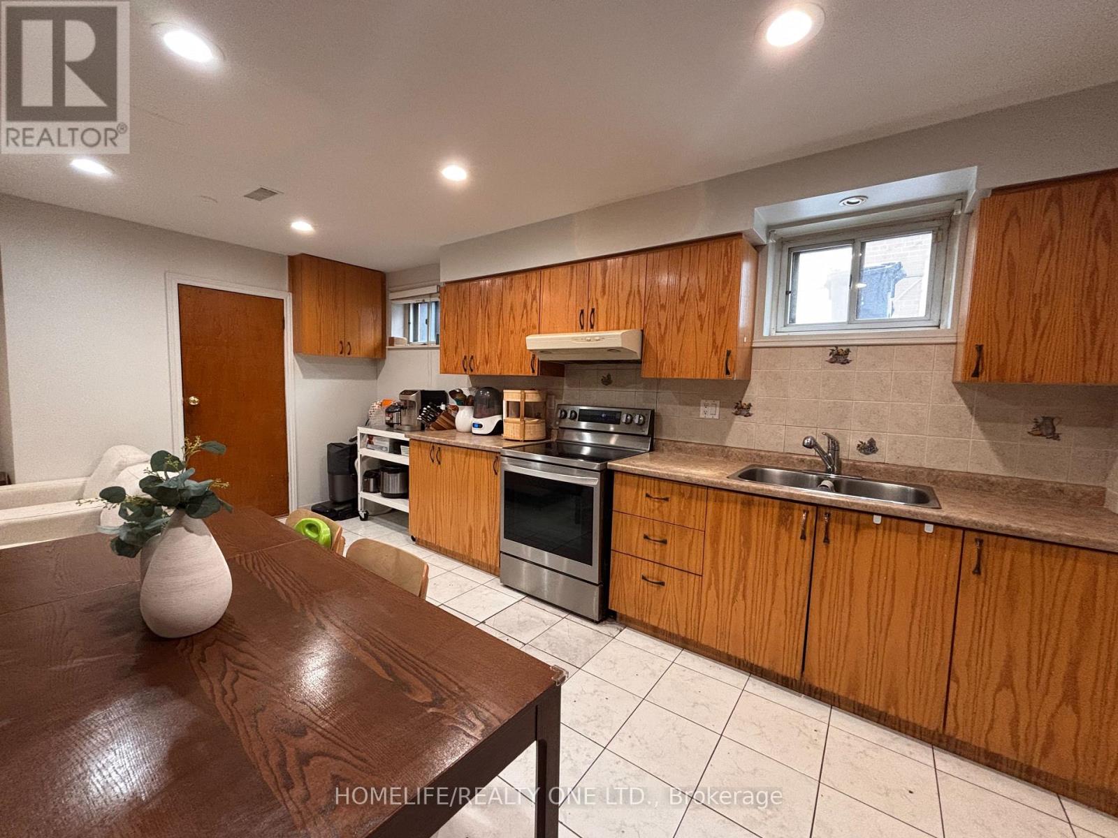 77 Newlin Crescent, Toronto, Ontario  M3L 1X5 - Photo 29 - W12767586