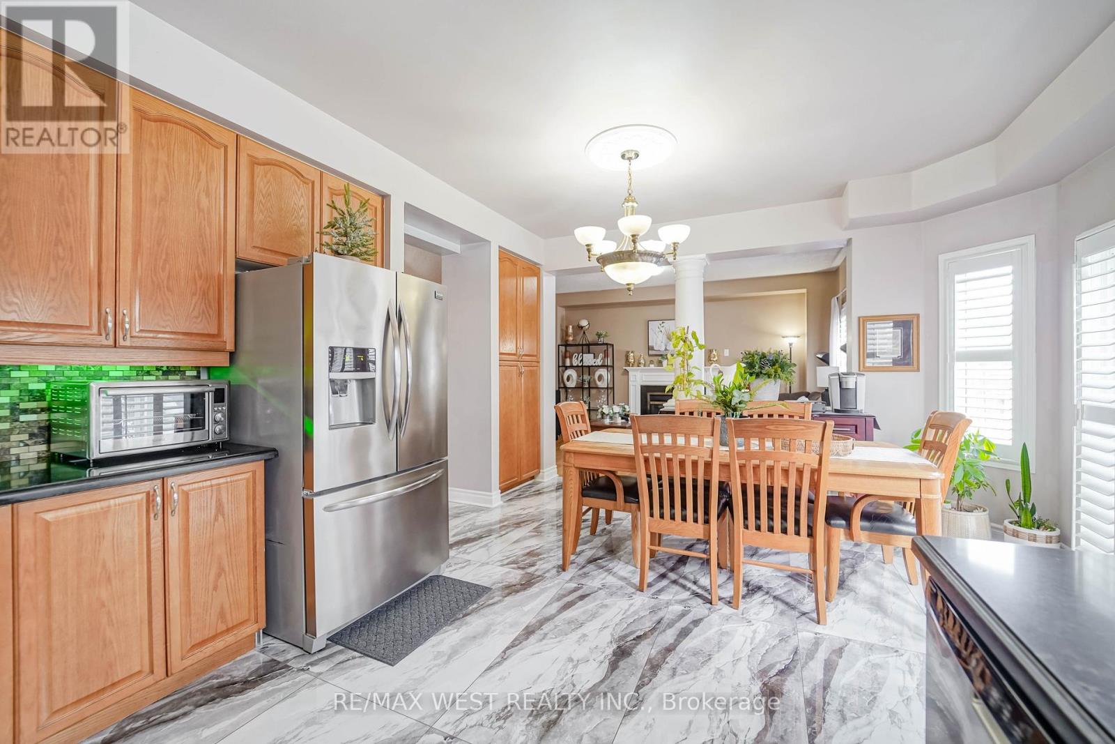 38 Bottlebrush Drive, Brampton, Ontario  L6R 2Z5 - Photo 4 - W12767610