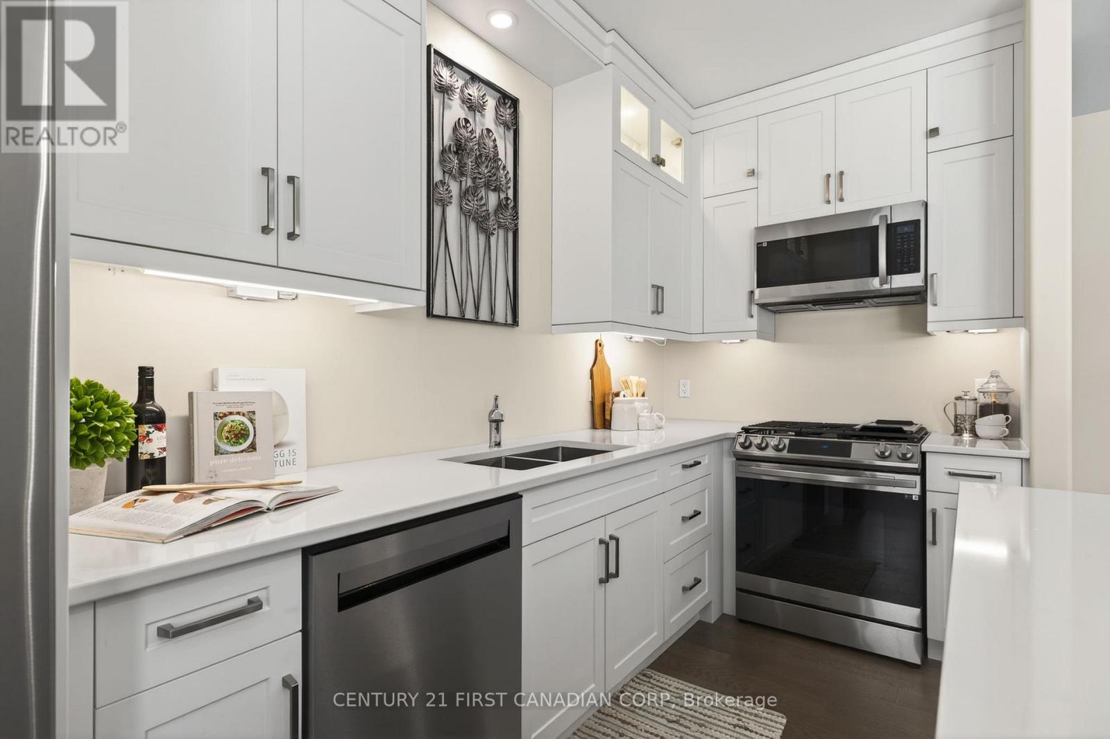 9128 Indian Hills Trail W, Lambton Shores, Ontario  N0N 1J2 - Photo 13 - X12767782