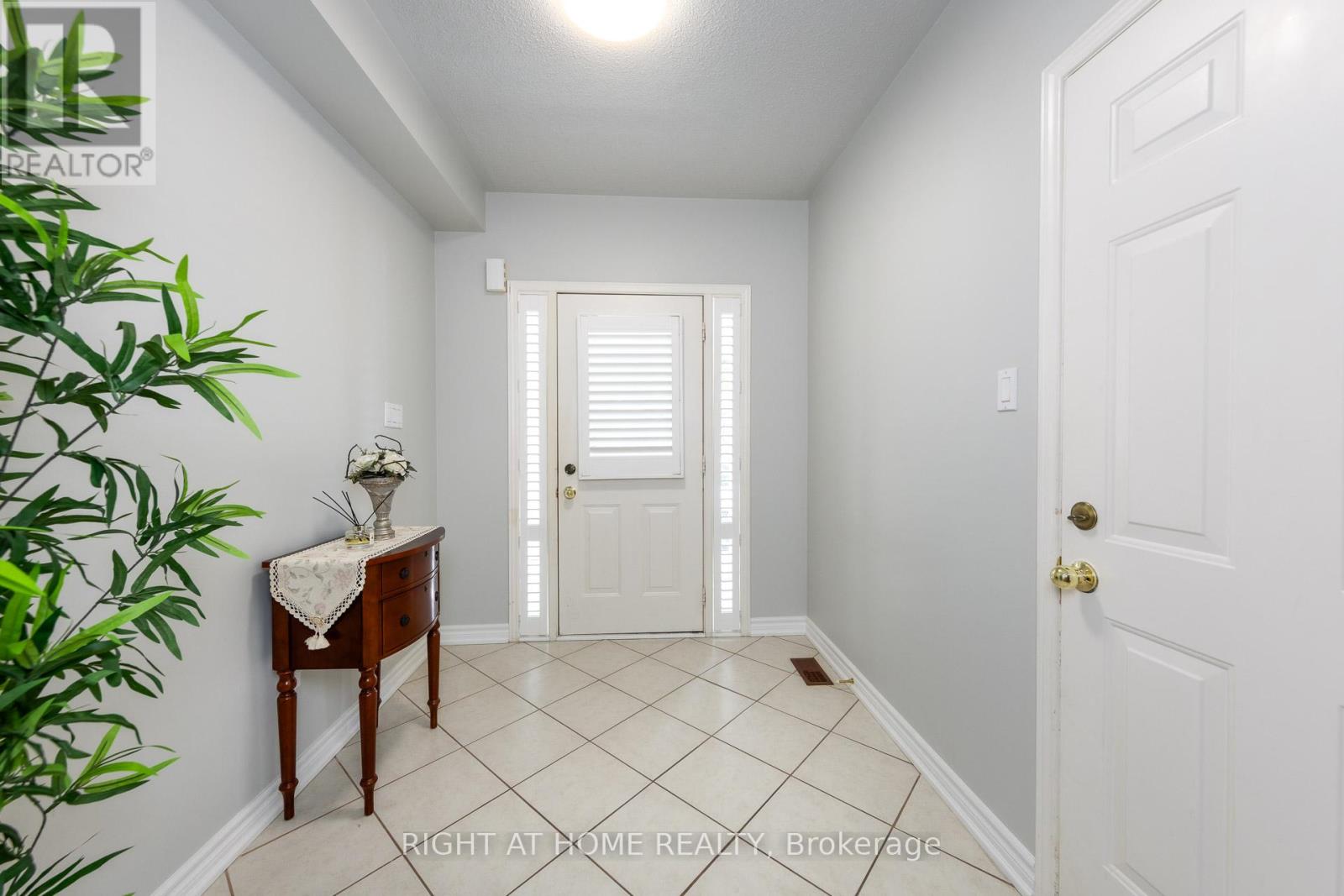 68 Rideau Drive, Richmond Hill, Ontario  L4B 4P3 - Photo 3 - N12767780