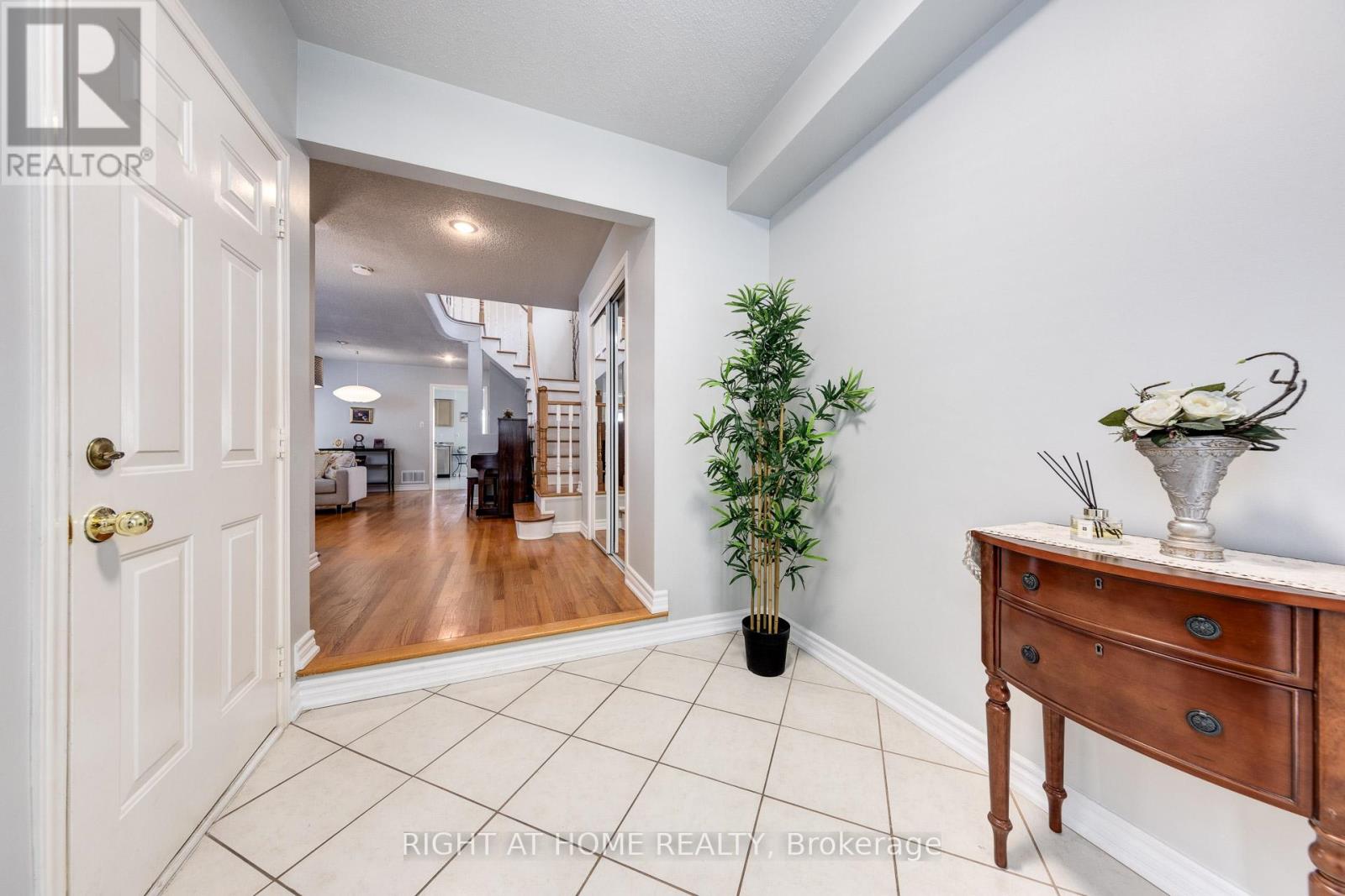 68 Rideau Drive, Richmond Hill, Ontario  L4B 4P3 - Photo 4 - N12767780