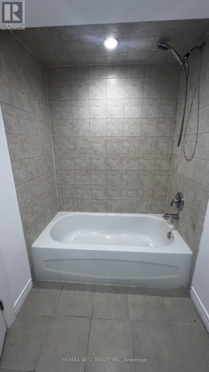 138 Armitage Drive, Newmarket (Central Newmarket), Ontario  L3Y 5L7 - Photo 9 - N12747482