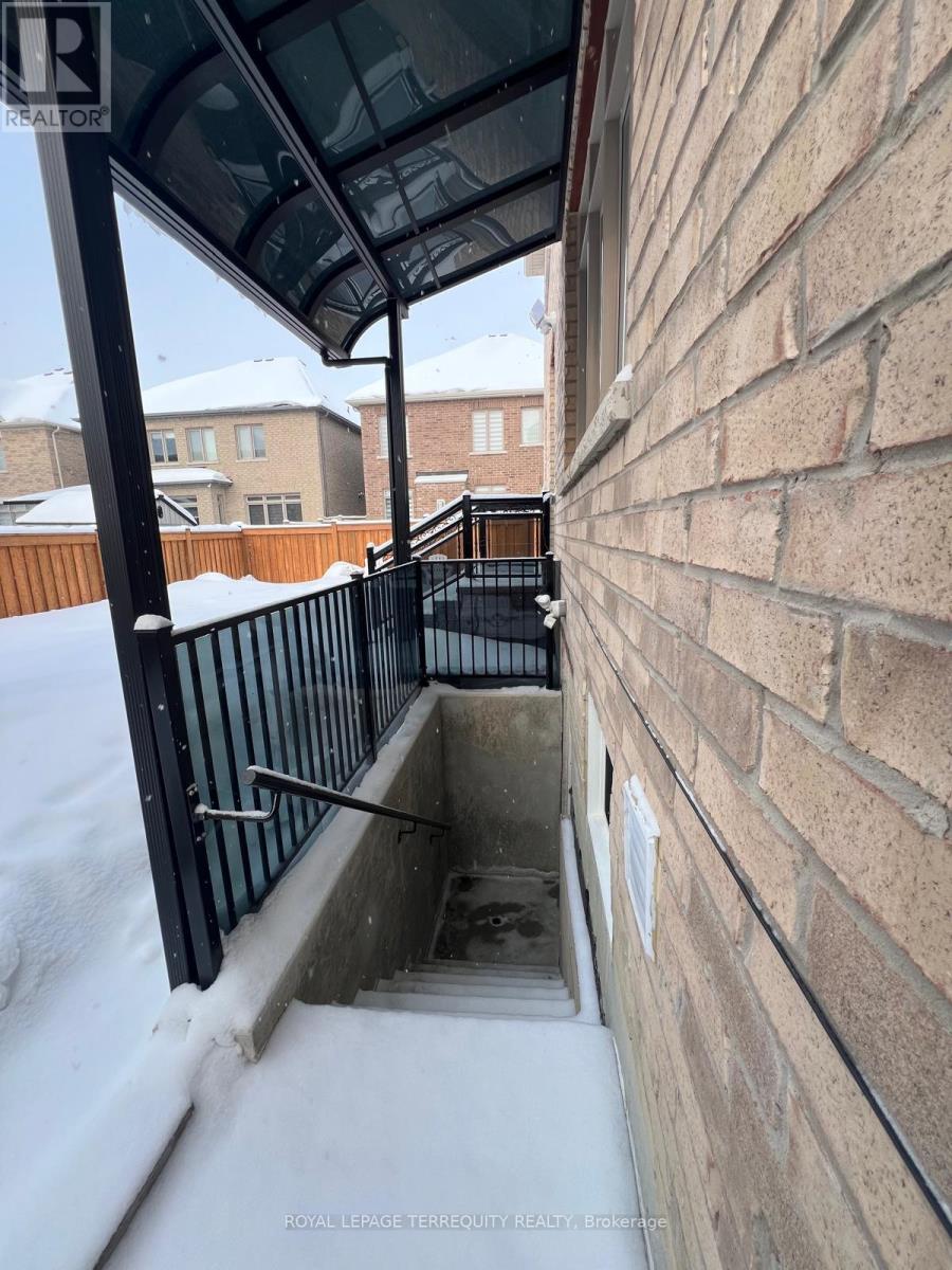 15 Tiger Crescent, Brampton, Ontario  L6R 4C1 - Photo 2 - W12767622