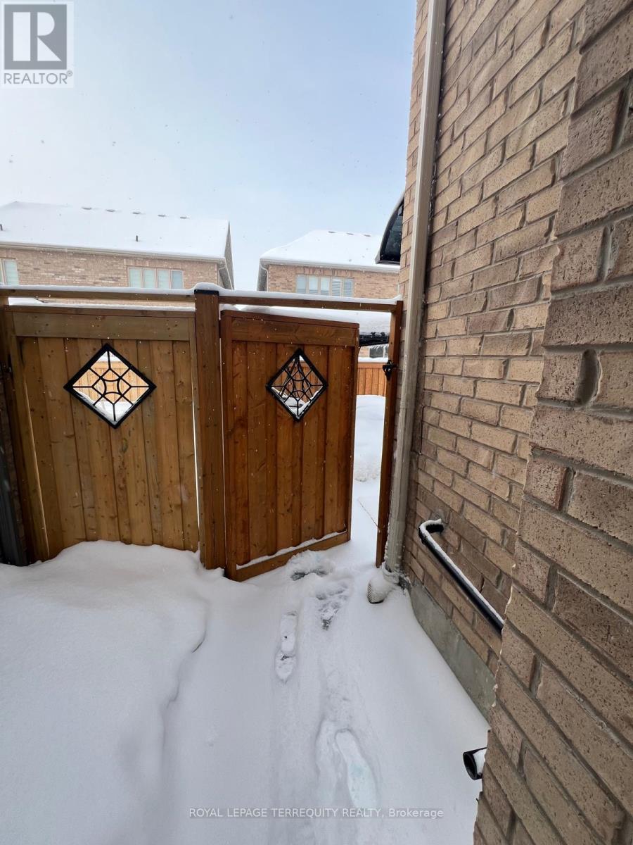 15 Tiger Crescent, Brampton, Ontario  L6R 4C1 - Photo 3 - W12767622