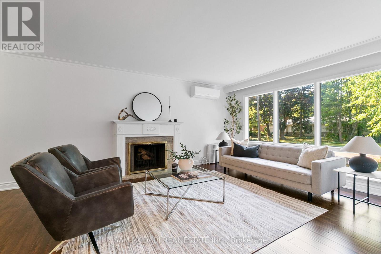 1302 Martley Drive, Mississauga, Ontario  L5H 1N9 - Photo 4 - W12767724