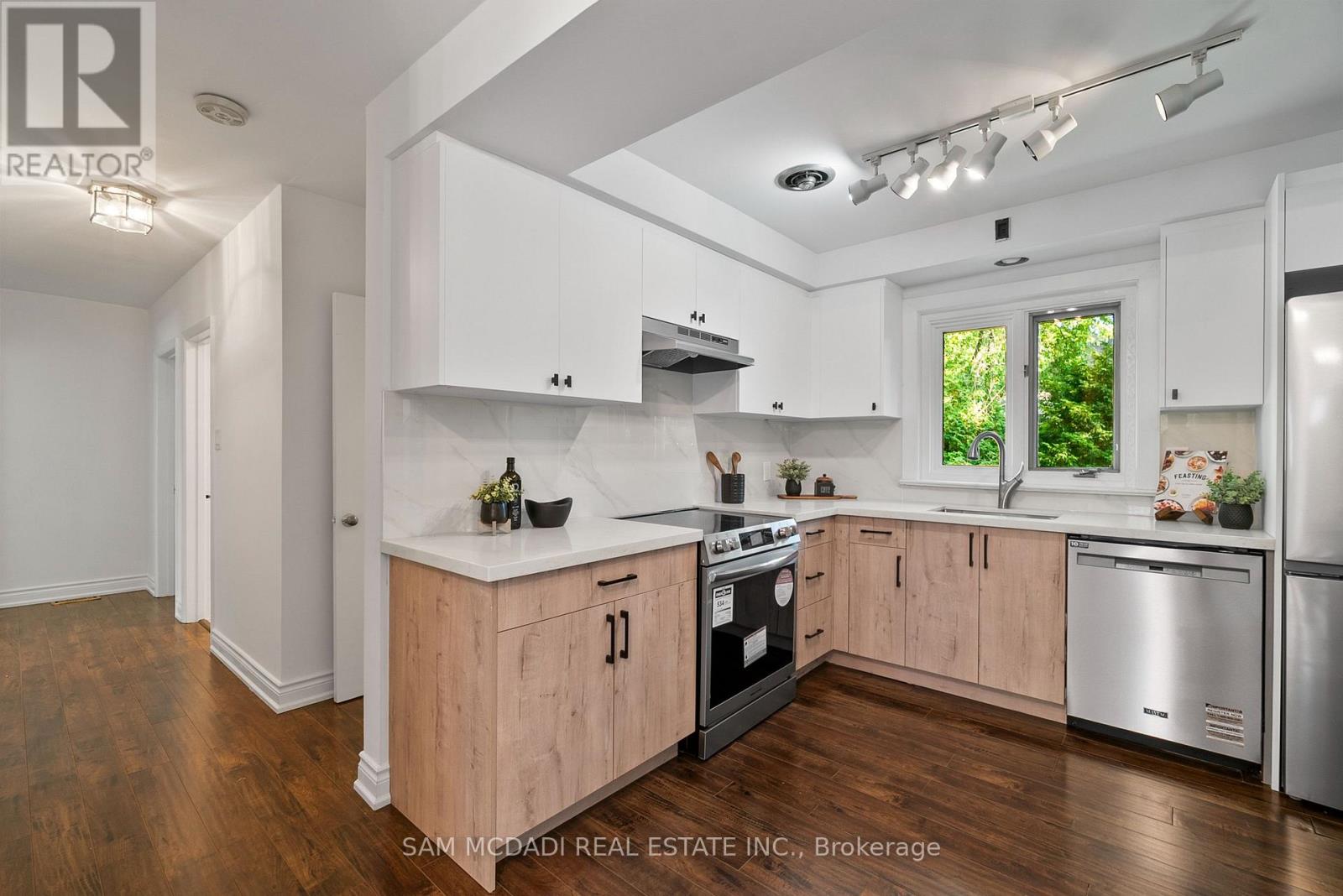 1302 Martley Drive, Mississauga, Ontario  L5H 1N9 - Photo 9 - W12767724