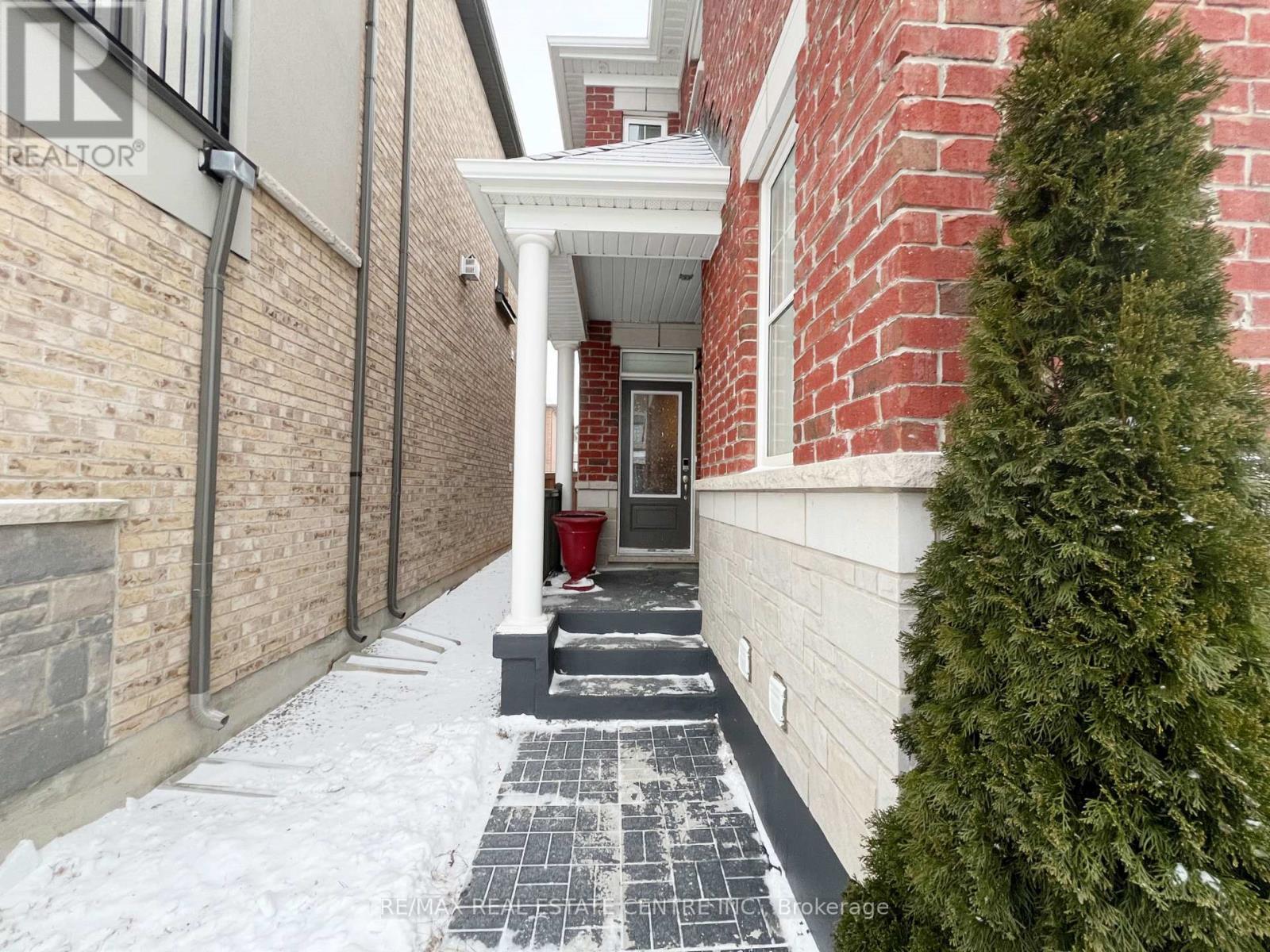 1300 Basswood Crescent, Milton, Ontario  L9T 7E7 - Photo 4 - W12767726