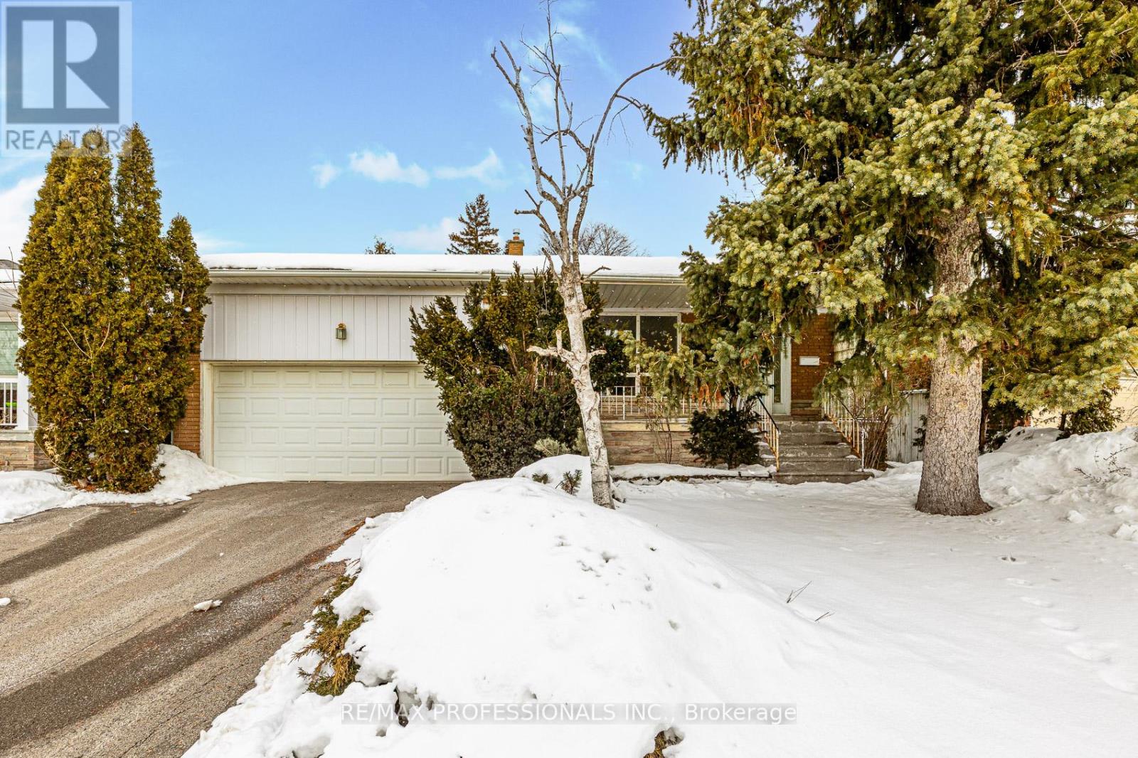 34 TURNVALE ROAD, Toronto, Ontario