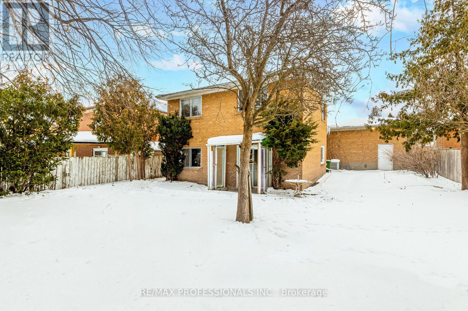 34 Turnvale Road, Toronto, Ontario  M9V 1L7 - Photo 4 - W12767728