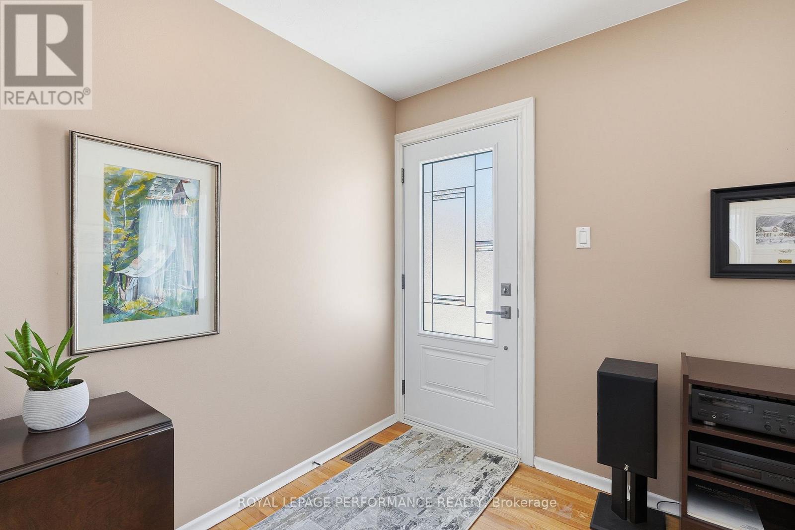 2266 Fife Crescent, Ottawa, Ontario  K1G 2Z4 - Photo 2 - X12767824