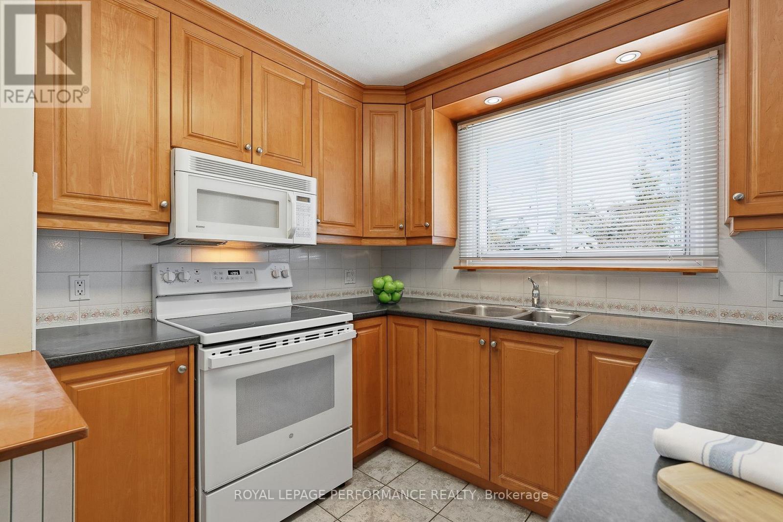 2266 Fife Crescent, Ottawa, Ontario  K1G 2Z4 - Photo 7 - X12767824