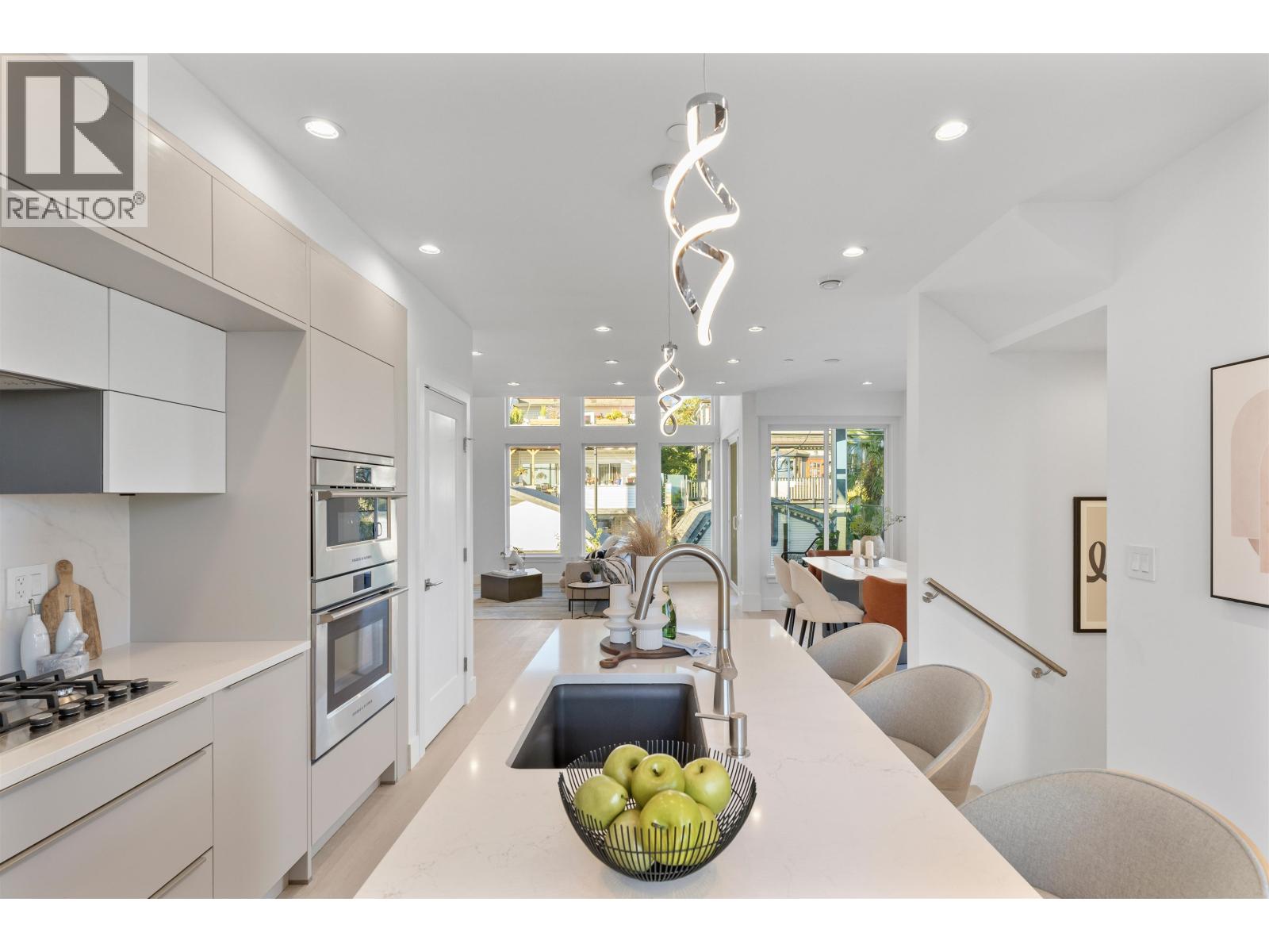 2 434 E 1ST STREET, North Vancouver, British Columbia