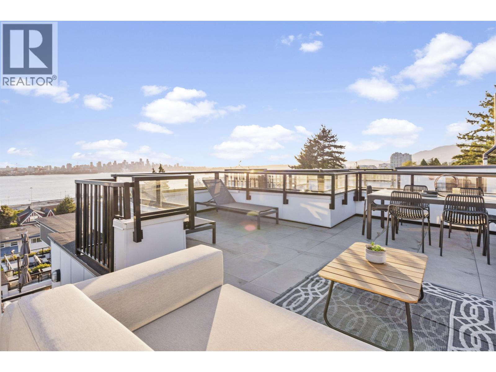 2 434 E 1st Street, North Vancouver, British Columbia  V7L 1B7 - Photo 2 - R3087544