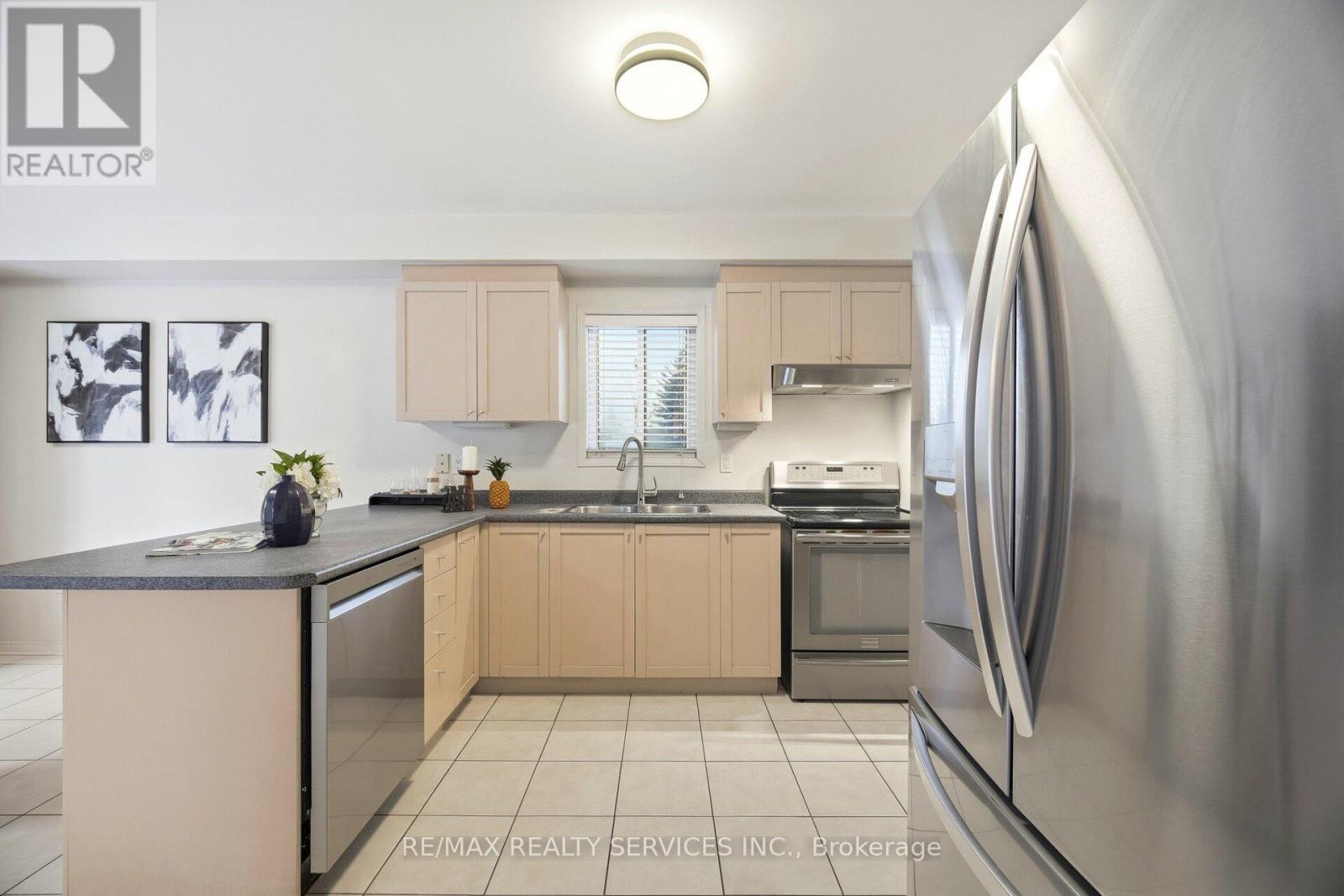 115 Woodvalley Drive, Brampton, Ontario  L7A 2E1 - Photo 19 - W12763302